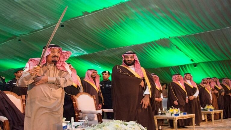 بالفيديو: سبب تأثر الملك سلمان عند سماعه لأبيات العرضة السعودية