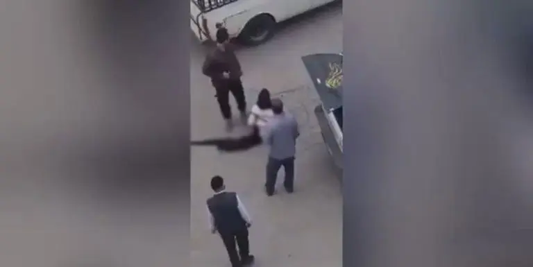 بالفيديو: لحظة تعدي عنصر بالحرس الثوري على امرأة إيرانية