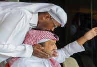 شاهد … وليد معاذ يقبل رأس الأمير فهد بن خالد بعد تقدم الأهلي