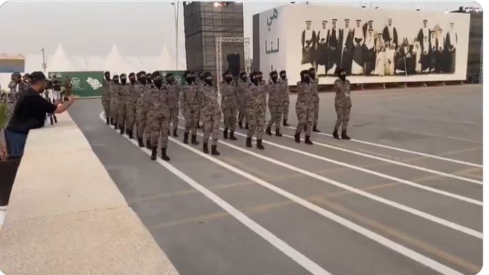 شاهد جانب من مشاركة مجندات سعوديات في العرض العسكري للداخلية بمناسبة اليوم الوطني