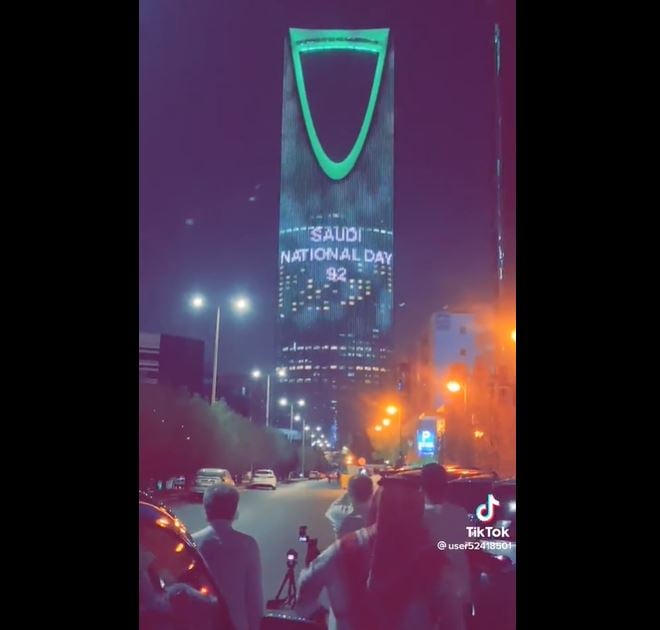 شاهد الأمير الوليد بن طلال يتابع إستعدادات برج المملكة للإحتفال باليوم الوطني