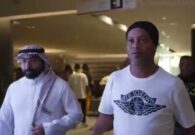 شاهِد لحظة وصول رونالدينيو وكاكا وكارلوس إلى الرياض للمشاركة في مباراة عودة النجوم