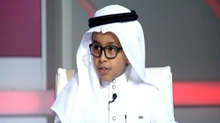 شاهد.. طفل يتلو آيات من القرآن ومذيع الراصد يقدم له باقة ورد على الهواء