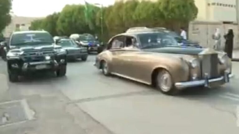 بالفيديو: مسيرة لسيارات كلاسيكية للحرس الملكي احتفاءً باليوم الوطني