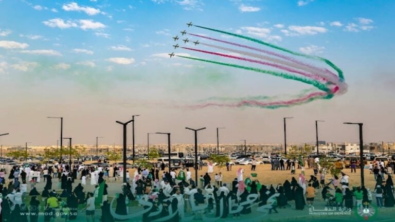 شاهد.. لقطات من العروض الجوية في سماء الرياض احتفاء باليوم الوطني