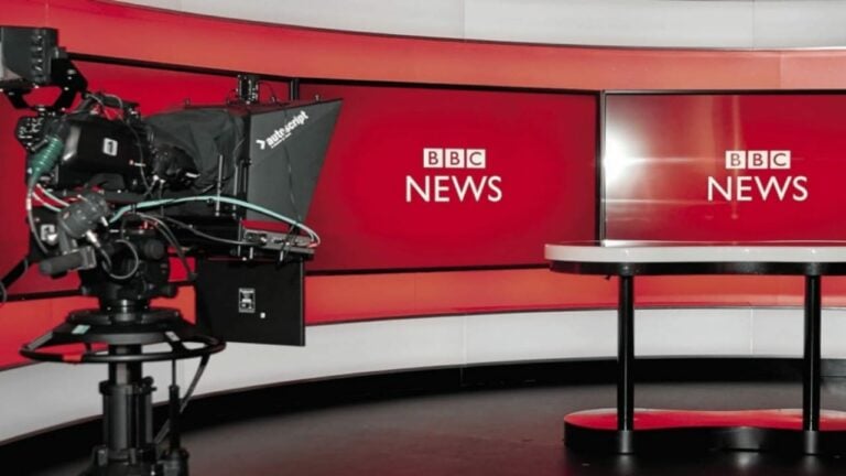 BBC تعلن إغلاق إذاعتيها العربية والفارسية
