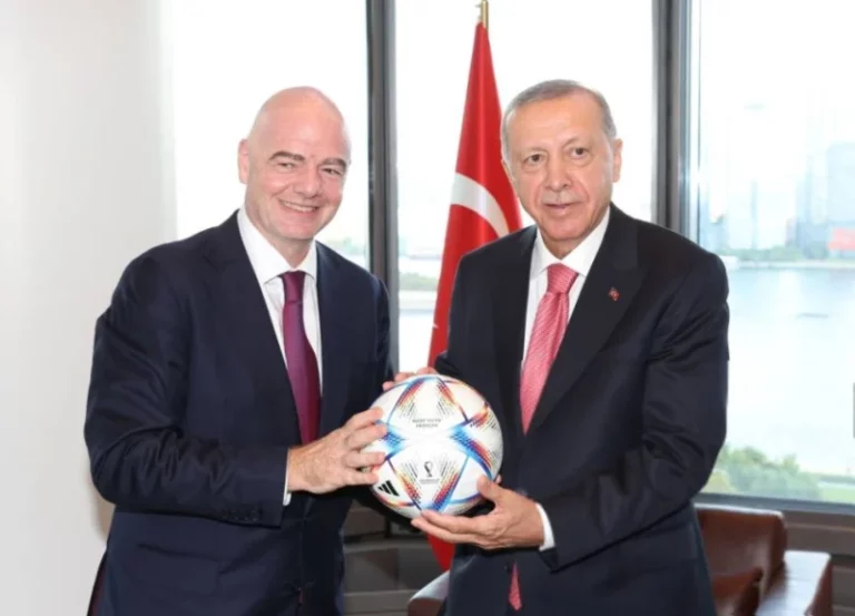 شاهد رئيس الفيفا يهدي كرةٌ لا مثيل لها في العالم.. وأردوغان يفاجئه بتسديدة رأسية