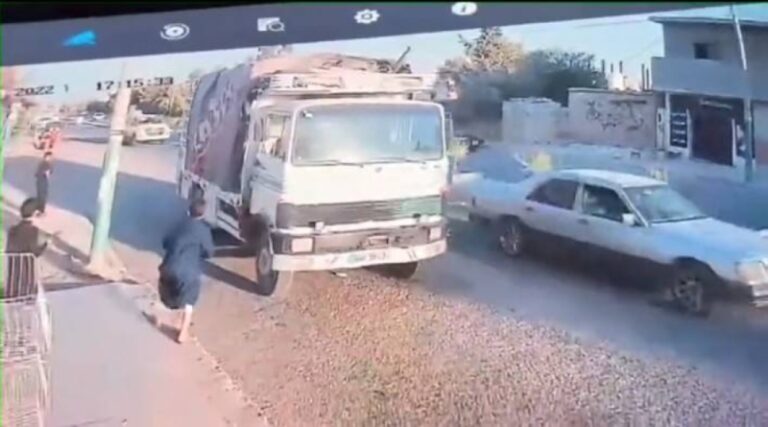 شاهد ردة فعل غير متوقعة من طفل أردني وجد شاحنة تتحرك بدون وجود سائق داخلها