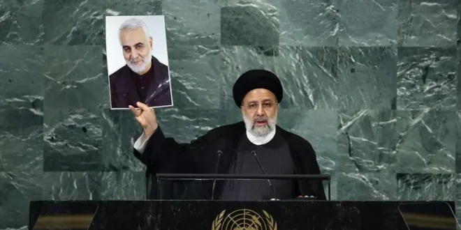 شاهد الرئيس الإيراني يرفع صورة الإرهابي سليماني داخل الجمعية العامة للأمم المتحدة.. ويطالب بمحاكمة بايدن