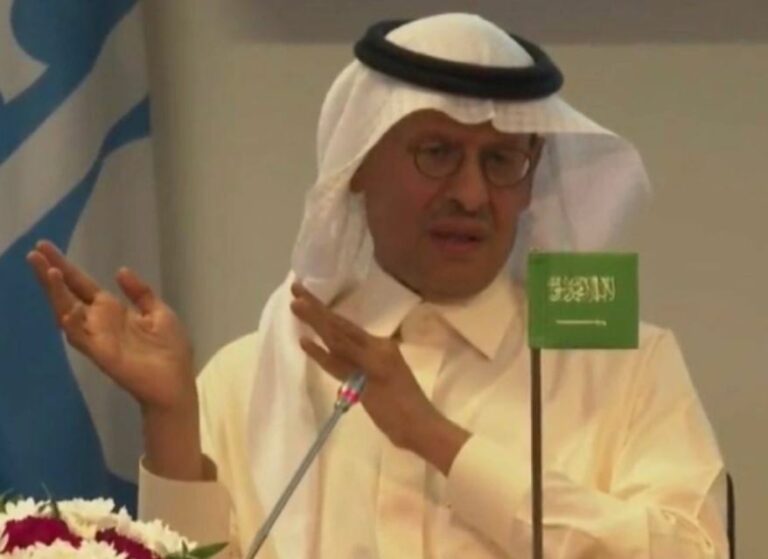 لماذا تخفض ‎أوبك الإنتاج فيما الناس قلقون من ارتفاع أسعار البنزين؟.. شاهد كيف أجاب وزير الطاقة السعودي ؟