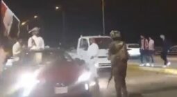فيديو مستهجن.. شاهد كيف منع رجل أمن عراقي مواطنيين عراقيين من الاحتفال باليوم الوطني السعودي ؟