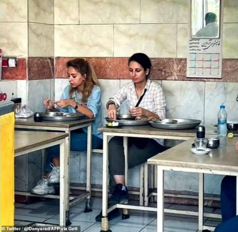 إيران تعتقل امرأة مع صديقتها داخل مطعم بسبب هذه الصورة