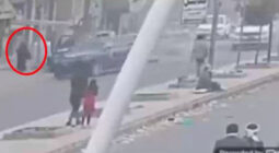 شاهد مليشيا الحوثي تقتل يمني أمام زوجته وأطفاله