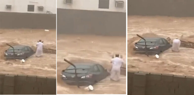 بالفيديو: مواطن يصلي وسط السيول بعدما غرقت سيارته في جدة