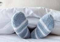 ارتداء الجوارب أثناء النوم.. ما الفوائد والأضرار؟