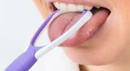 الكشف عن فائدة كشط اللسان لصحة الفم والأسنان