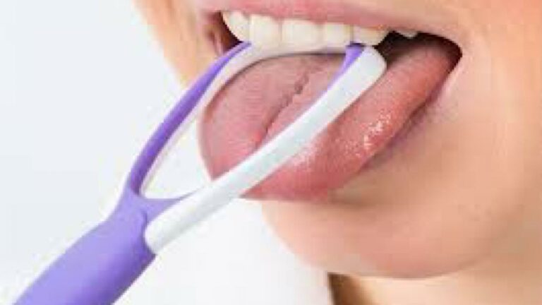 الكشف عن فائدة كشط اللسان لصحة الفم والأسنان