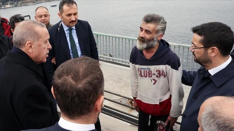 أردوغان يقنع مواطنا بالتراجع عن الانتحار من فوق جسر