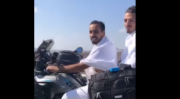 شابان جزائريان يصلان مكة على دراجة نارية لأداء العمرة في رحلة استمرت 50 يوما -فيديو