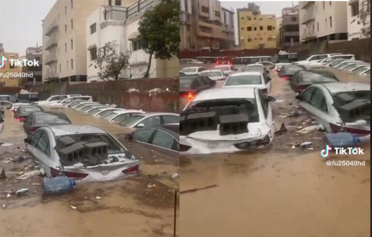 شاهد انهيار جدار فوق عدد من المركبات  في جدة بسبب الأمطار الغزيرة