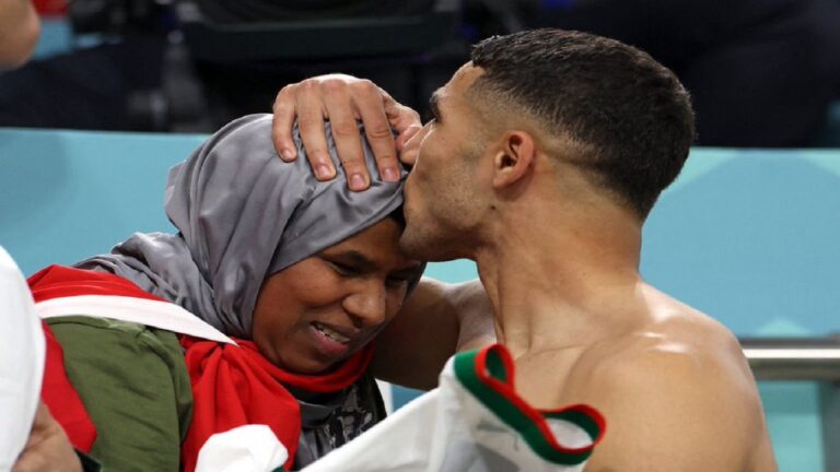 أشرف حكيمي يقبل رأس والدته بعد هزيمة بلجيكا