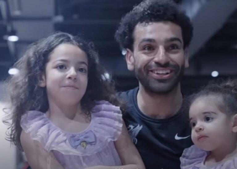 محمد صلاح ينشر صورة لاحتفال ابنتيه مكة وكيان بالهالووين