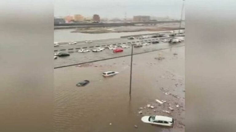 بالفيديو.. الأمطار تغرق الشوارع أمام محطة قطار الحرمين بجدة