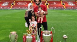 شاهد محمد صلاح ينشر صورة برفقة زوجته وابنتيه داخل الجيم