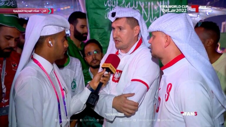 بالزي الخليجي.. مشجعان بولنديان يشيدان بمستوى المنتخب الوطني-فيديو