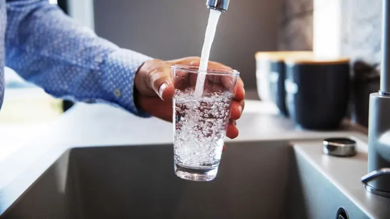 من قال علينا شرب 8 أكواب ماء يومياً؟ دراسة علمية تكشف