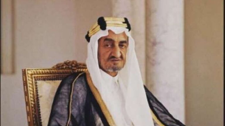 صورة نادرة للملك فيصل مرتدياً لباس الحرب