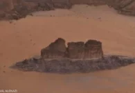 الصخرة السمكة تثير الدهشة في صحراء السعودية
