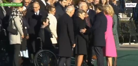 شاهد فيديو يثير الشكوك.. بايدن تائهًا أثناء لقاء الرئيس الفرنسي ماكرون