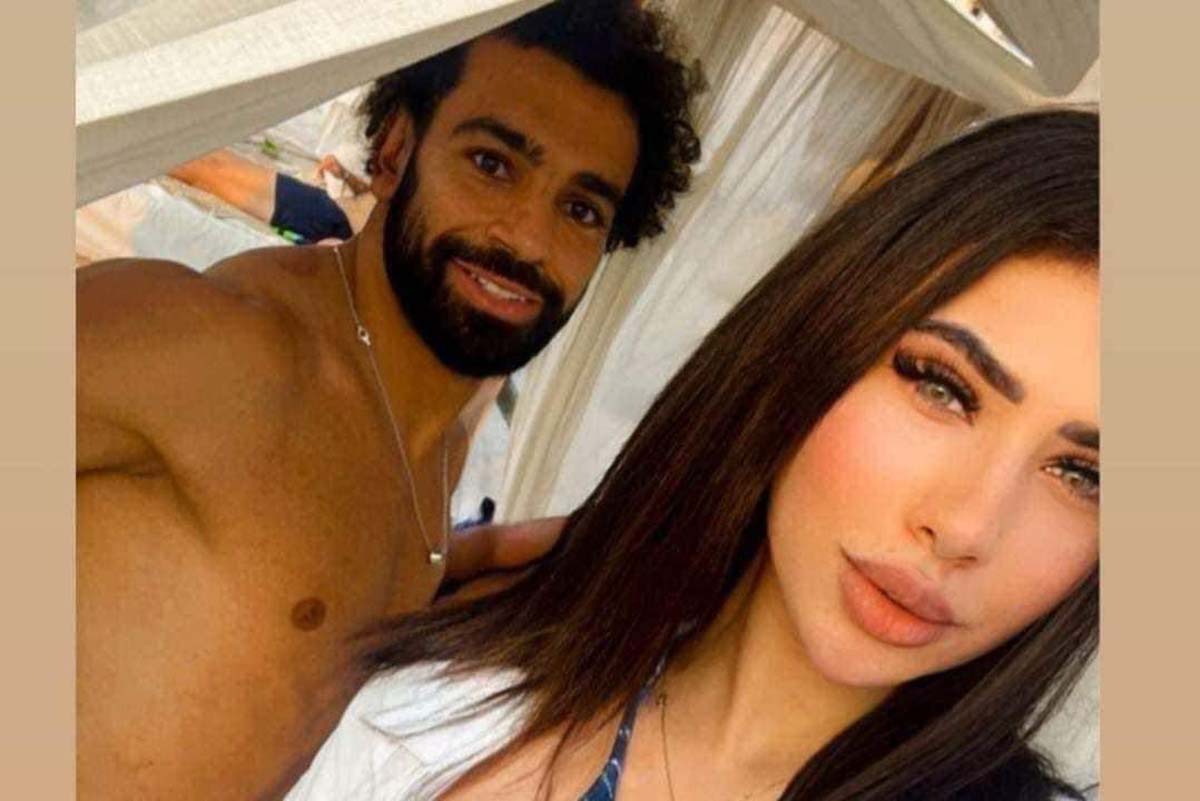 بالمايوه في دبي.. صورة لـ محمد صلاح مع إحدى معجباته تثير جدلًا واسعًا