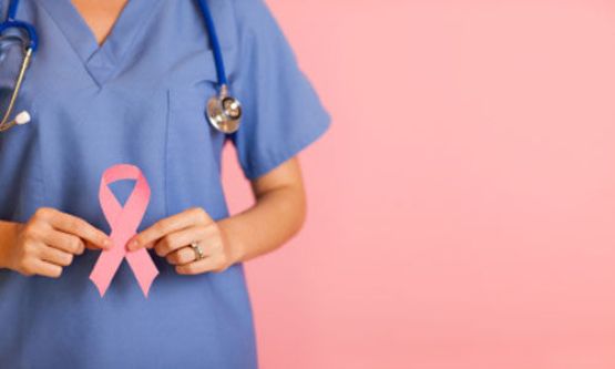 شاهد مختص يحذر من مادة قد تسبب سرطان الثدي في مستحضرات التجميل والعطور