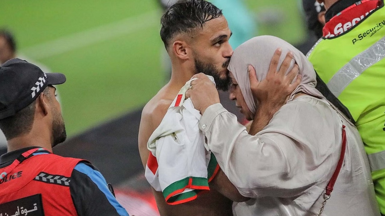 شاهد.. عناق المغربي سفيان بوفال لوالدته بعد التأهل لدور الـ16