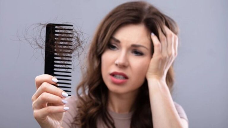 خبراء يكشفون النقاب عن 5 أسباب مفاجئة تجعل الشعر يتساقط