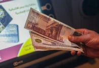 خبير يكشف ماذا ينتظر الجنيه المصري أمام الدولار