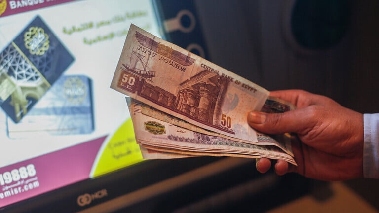 خبير يكشف ماذا ينتظر الجنيه المصري أمام الدولار