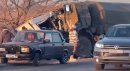 فيديو يوثق مأساة بأوكرانيا.. قتلى بحادث مروع بين مدينتين