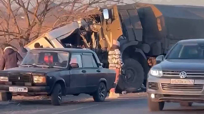 فيديو يوثق مأساة بأوكرانيا.. قتلى بحادث مروع بين مدينتين