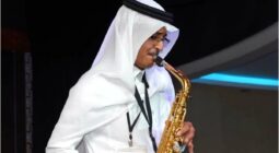 شاهد عازف ساكسفون سعودي يبهر الجمهور بإتقانه عزف على بابي واقف قمرين