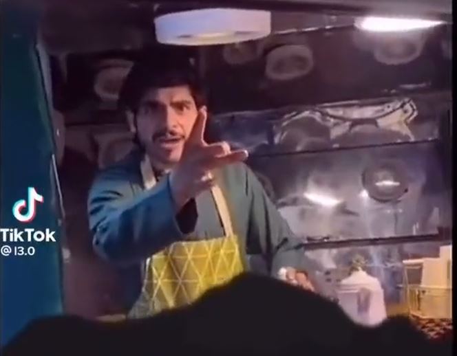 شاهد زبون يعتدي لفظيا على عبد الله الزميلي أثناء العمل.. كيف تصرف الأخير ؟