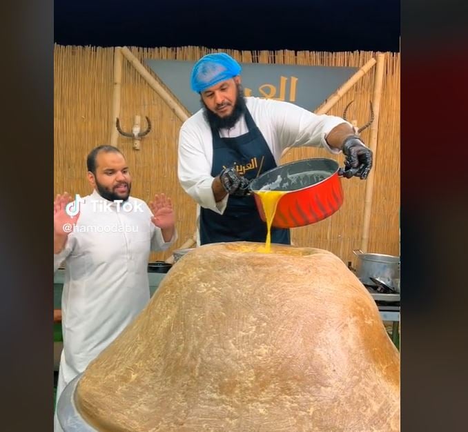 شاهد شيف سعودي يقدم وجبة حنيني ضخمة تزن نصف طن على هيئة بركان
