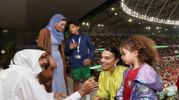 صور.. أمير قطر السابق يستضيف صديقة رونالدو وأولاده