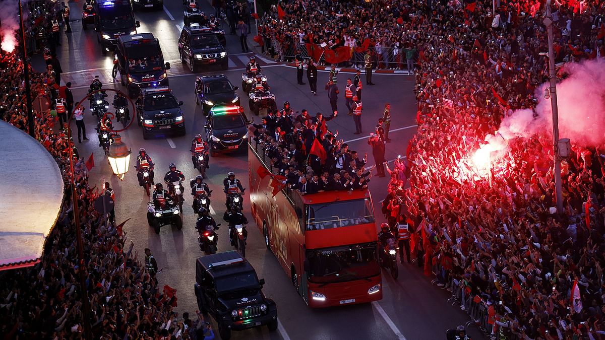 شاهد احتفال شعبي كبير لمنتخب المغرب لحظة وصوله إلى الرباط