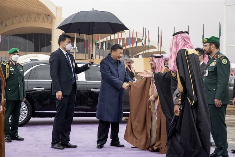 بالصور: الرئيس الصيني يغادر الرياض وفيصل بن بندر في وداعه بمطار الملك خالد B60cb408-78c6-47e9-8d77-06a42ac86c14-768x513