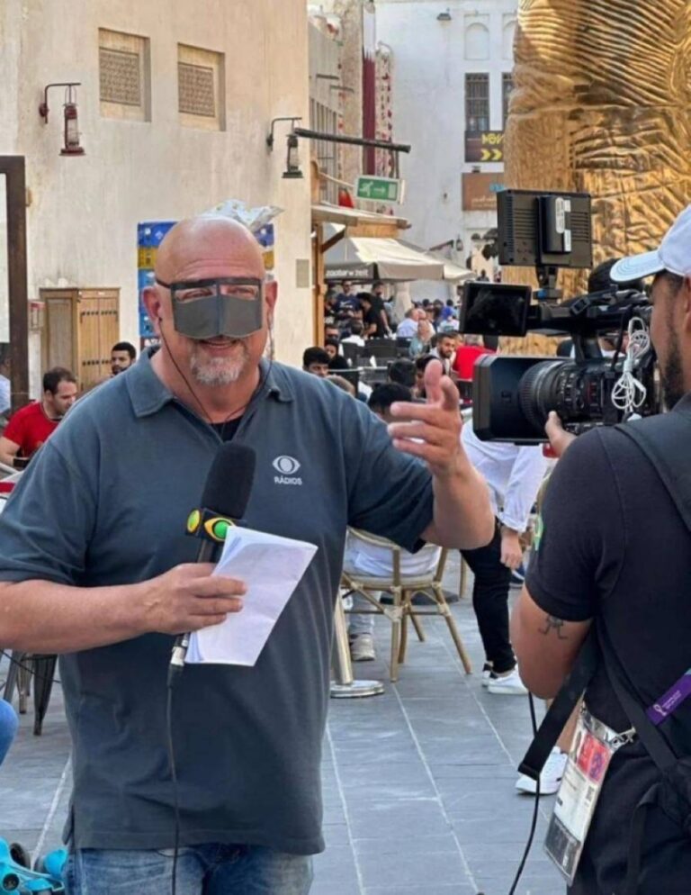 مراسل أجنبي يلفت الأنظار في سوق واقف في قطر بتصرف غريب