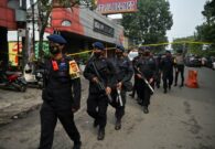 بالصور والفيديو: هجوم انتحاري على مركز للشرطة بإندونيسيا
