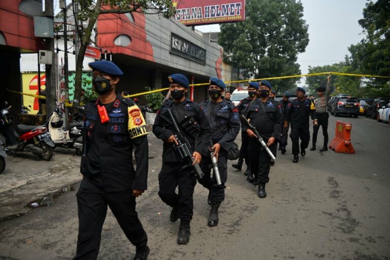 بالصور والفيديو: هجوم انتحاري على مركز للشرطة بإندونيسيا